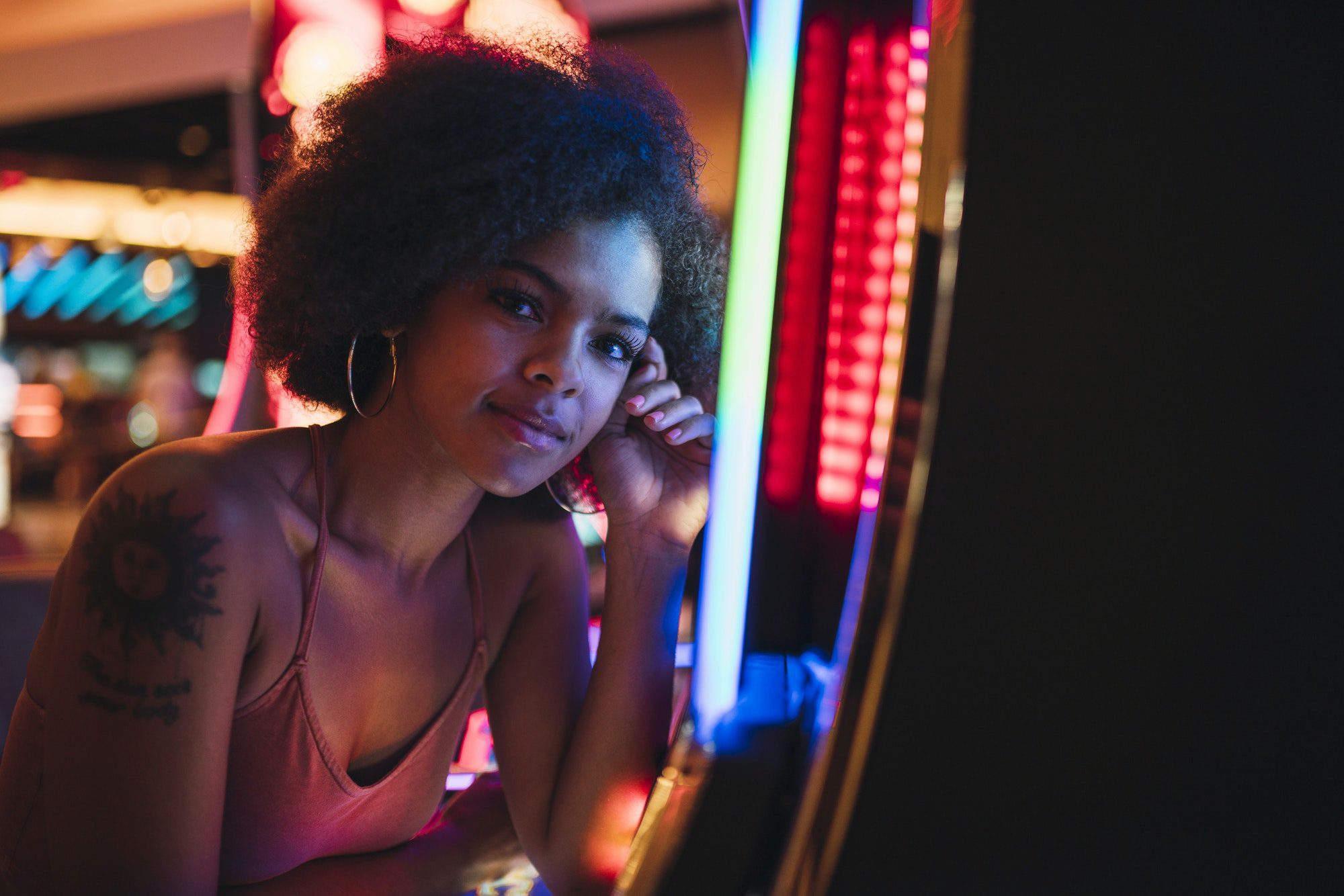 usa-nevada-las-vegas-portrait-of-young-woman-at-slot-machine-in-a-casino.jpg